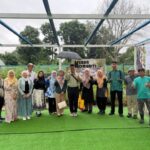 Tim pengembang ugm bersama masyarakat kelompok wanita tani kwt pemerintah kelurahan bumkal amarta di desa pendowoharjo sleman Foto humas ugm
